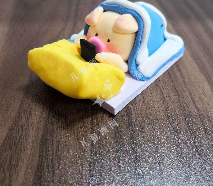 看手机的小猪